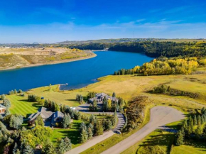 Emerald Bay Luxury Winter Retreat with Hot Tub Calgary
